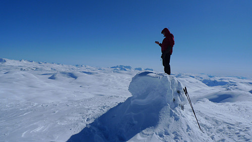 Knut sjekker GPS posisjonen på Austre som stemte! Foto Jan Storkjørren