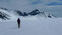 På vei østover Søre Illåbrean. Trekant-fjellet mot høyre er Midtre BHT vest 