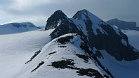 Fra Styggehøe V1 mot V2 (kulen i forgrunnen). Bakenfor Nørdre BHT Ø2 og Ø1 og toppen på Nørdre BHT. Til venstre BHT V1. Bukkehøe til høyre
