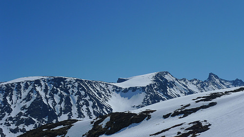 Foto fra Bukkeholsbrean 27. mai 2012. Fra venstre Hellstuguhøe, Nørdre Hellstugutinden, Midtre N2 og N1 og Midtre Hellstugutind