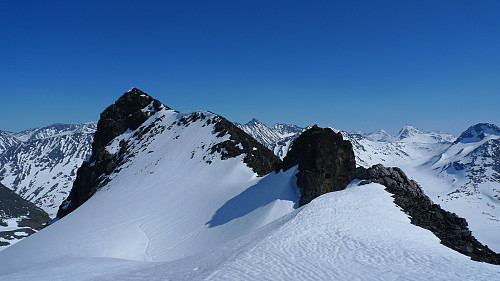 Vest for Søre BHT sett fra vestsiden med snøgryte ned mot BH-brean. Søre BHT i bakgrunnen