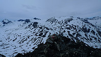 Rødmerket varde med brukket skistav på ca 1900 moh på vei mot Hellstuguhøe. Styggehøe og Bukkeholsbrean i bakgrunnen