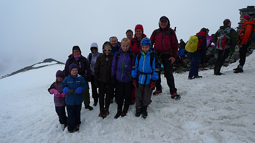 Gjengen samlet foran hytten på Piggen! Fra venstre Helle, Haagen, Line, Lise, Anne Marte, Astrid, Synnøve, Peer, Liv, Ole Einar og Knut. Foto Morten Skjellen Larsen