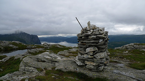 Toppvarden på Kolgrovheia. Lifjellet og Åfjorden i bakgrunnen