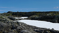 "Stortoppen" på Årsdalsryggen i Høyanger til venstre. De små vardene til høyre er Masfjordens høyeste punkt. Foto fra SV