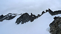 Fra venstre Burchardts tind, Nørdre KHT, Midtre nål, Søre, Nestnørdre og de fire Nørdre nålene hvorav den nærmest Nestnørdre er den høyeste