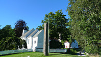 Fjellberg kirke og bautasteinen