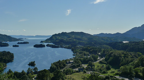 Bogøya med Hykkelåsen i senter av bildet sett fra østsiden