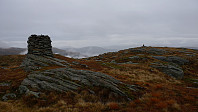 Den sørligste varden 674,5 moh (Haugavarden) til venstre. Den nordligste 673 (Haugsgjelsvarden) i bakgrunnen