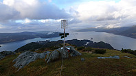 Utsikt mot nord fra toppen. Austefjorden til høyre, Hindenesfjorden til venstre 