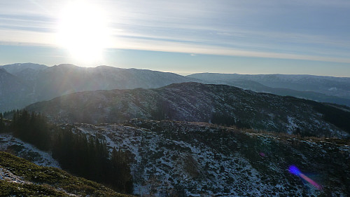 Utsikt i motlys vestover mot Hæddena fra Hoklane