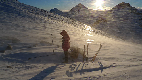 Snøfokk og sol bak Hellstugutindane i skaret mellom V1 0g V2