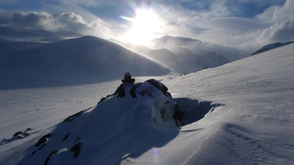 Nydelig silkeføre og sol i Trollsteinkvelven. Styggevær med snøføyk mot Glittertind og Trollsteineggje