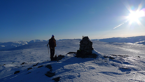 Jon Helge ved varden lengst nord på Rjoandeggi, Toppne lenger sør i bakgrunnen