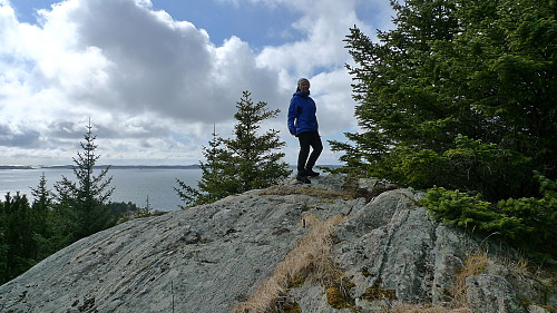 Astrid på toppen av Oksneskletten. Utsikt vestover.