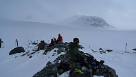 Pause på tilbaketuren fra Bjørnskardet med gutta fra Indre Sunnfjord Turlag. Kalven og litt av Skeie i bakgrunnen