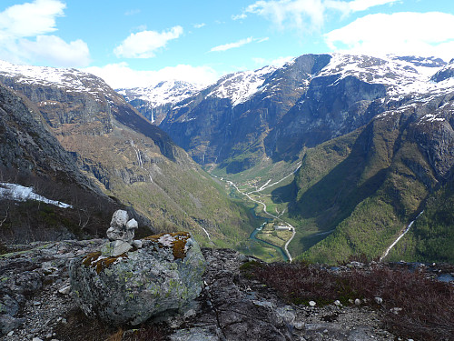 Varden øverst i Hyllandskardet. Mot Nærøydalen. Skjerpisnuten 1480 moh i bakgrunnen