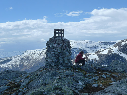Astrid mediterer på Jordalsnuten