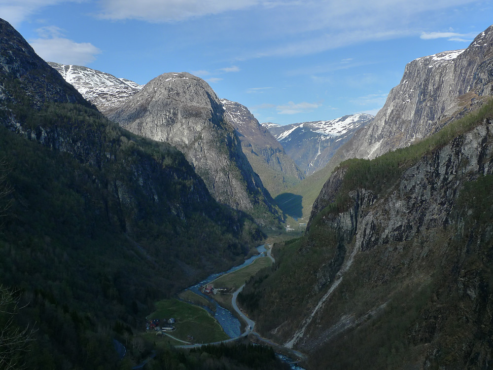 Fra Stalheim hotell mot Nærøydalen med Jordalsnuten til venstre