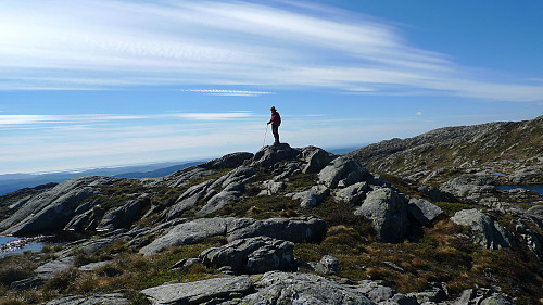 Astrid på toppen av Nipefjellet i Lindås