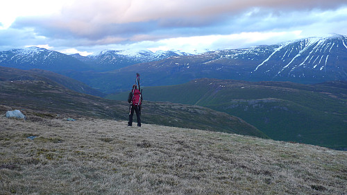 Jan skuer utover landskapet fra Netosæterfjellet. Jeg fikk assosiasjoner til Kittelsens Soria Moria maleri!