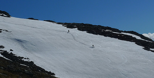 Telemark på skistøvler på vei ned fra Bitihorn