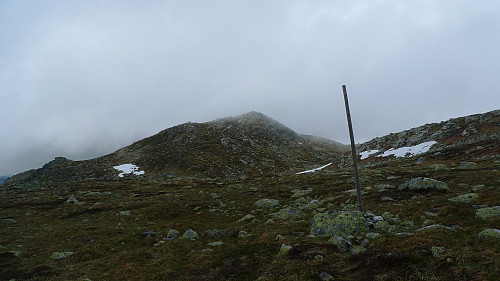 På vei oppover mot Gråfjell som virkelig fortjente sitt navn denne dagen!