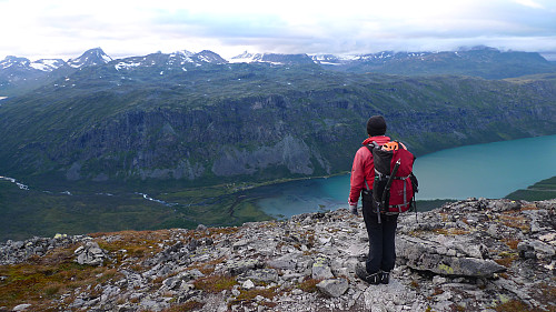 Utsikt mot Gjende fra nord for Svartdalspiggen