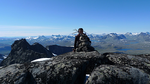 Tshering dekorerte varden på Slettmarkhøe med reinsdyrhorn! Slettmarkpiggen til ve.