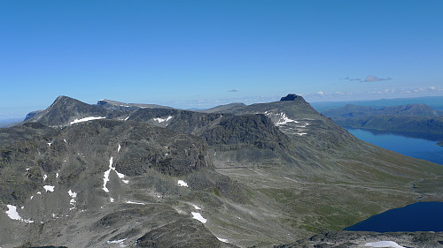 Fra S3 mot Torfinnstindane til høyre. Torfinnsegge, Kvitskardtind, Kvitskardoksle. Søre Langedalstinden foran