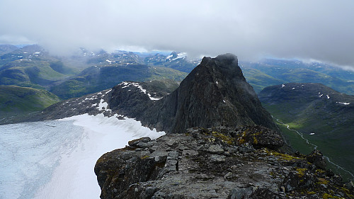 Fra Jernskartinden mot Kjerringi og Mannen. Maradalsbreen til venstre, Midtmaradalen mot høyre