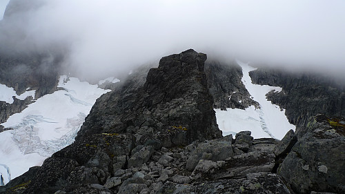 Fra S1 mot Nørdre Maradalstinden. Slingsbybreen til venstre, Maradalsbreen til høyre