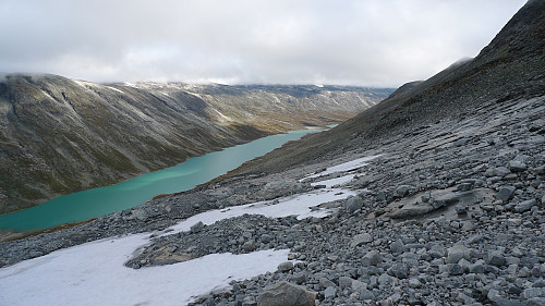 Sva og mye løs stein fra 1700 m. Lundadalsvatnet i bakgrunnen
