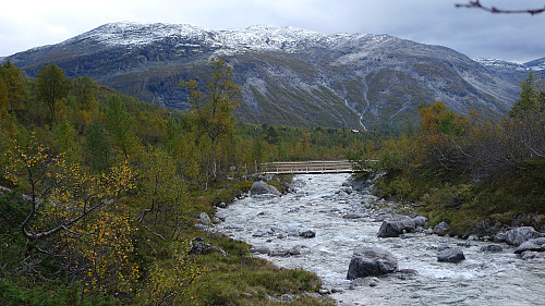 Ny bro over Ljosanåni ved Kyte-Finne stølen i Ljosandalen.
Mjølfjellet i bakgrunnen