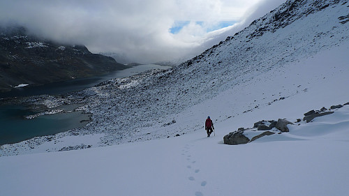 På vei ned snøflaten/breen fra høyden øst for Rauddalsvatnet (til venstre i bildet)