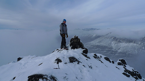 Jan på Store Rauddalseggje. Utsikt nordover. Skarddalstinden til høyre