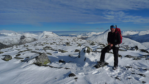 Jan ved varden på Søre Høgvagltinden. Semeltinden og Skarddalstinden i bakgrunnen