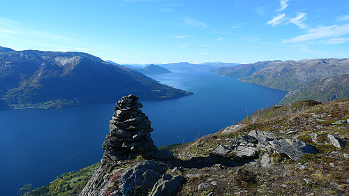Varde med panoramautsikt mot sør (Sørfjorden) og vestover Hardangerfjorden