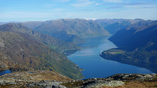 Utsikt nordover med Hardangerbroen som ble åpnet i august 2013