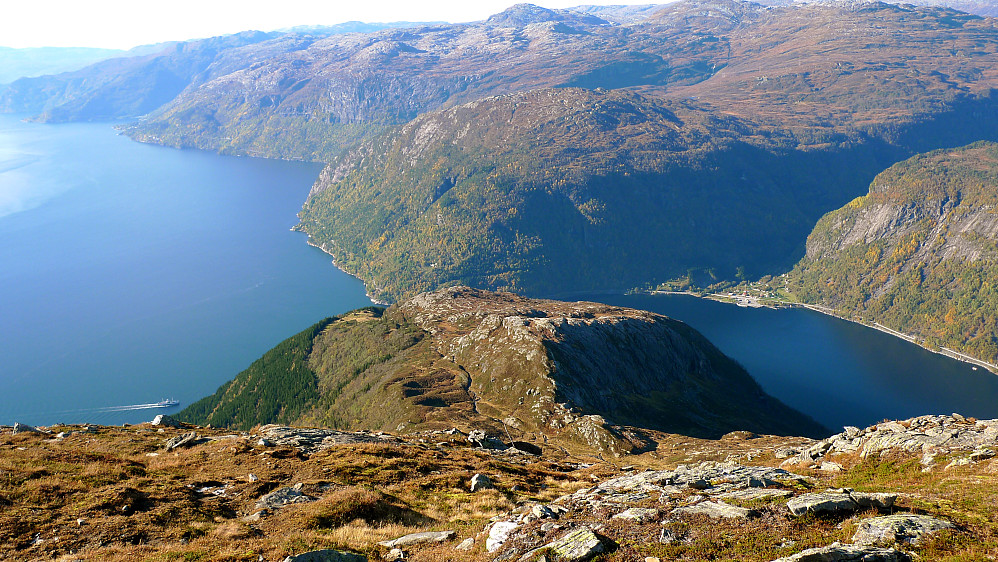 Vestryggen på Oksen. Hardangerfjorden med fergen mellom Kvanndal til høyre og Utne/Kinsarvik