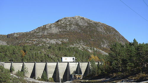 Kvamsfjellet på Osterøy fra demningen ved Nedre Botnavatnet
