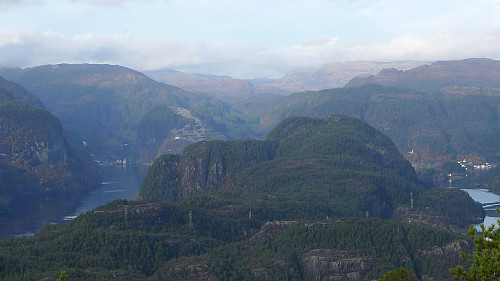 Storgjelsknausen på Hokøy. Husafjellet med krateret til venstre i bakgrunnen