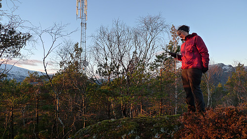 Her står Astrid på det høyeste punktet vi fant på Eineråsen, ca 50 m ØNØ for masten