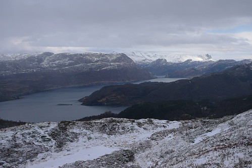 Fra Arsteinheia nordover Dalsfjorden med ny bro. Blægja og Kvamshesten i bakgrunnen