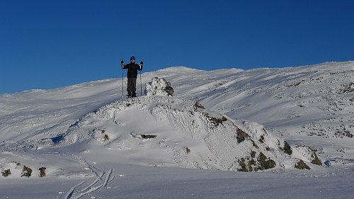 Ole Einar var førstemann oppe på Varden på Midtfjellet. Mjølfjellet 1470 i bakgrunnen