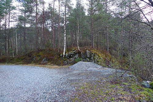 Parkeringslomme i svingen ved sti mot Såta