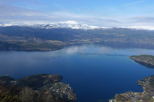 Utsikt mot Jondal fra Fjellstølen. Vesoldo 1046 moh i bakgrunnen