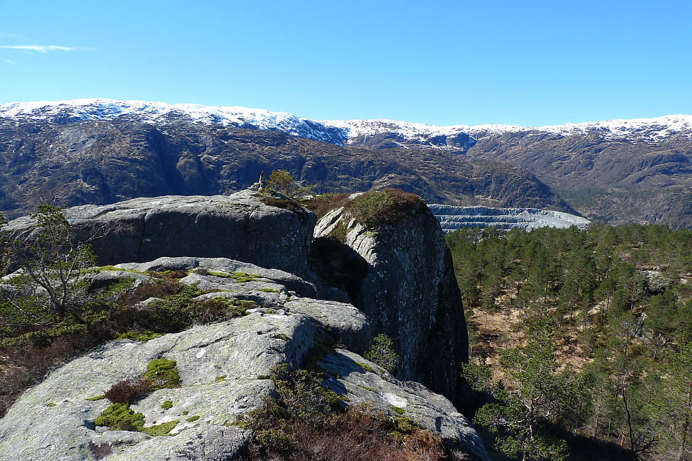 Rundesteinen fortjener sitt navn! Steinbruddet i Husafjellet i bakgrunnen til høyre. Austlendingen 812 moh snøkledd helt bakerst mot venstre