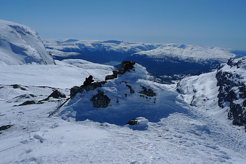 Varden på Reinskardnuten. Utsikt mot Hardangerfjorden. Miningane ned mot høyre