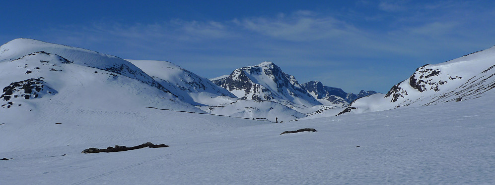 Innover Leirungsdalen. Munken midt i bildet, Vestre 
Kalvehøgde og Leirungskampen skimtes i i bakgrunnen 